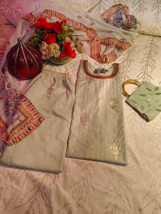 Embroidery and Tilla work Party wear Heavy suit 3 piece set with Purse. Size XL